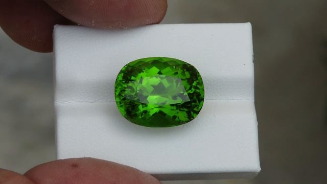 19.46 CT SUPREME COLOR BRIGHT APPLE GREEN NATURAL PAKISTAN PERIDOT смотреть онлайн