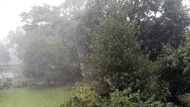 Slow motion of rain from my window in The Cathedral Close in Lichfield. смотреть онлайн