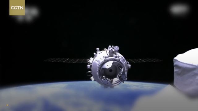 China's Shenzhou-12 spaceship docks with space station core module смотреть онлайн
