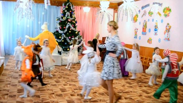 С волком рыжая лиса и енот и оса - танец Новогодняя полька смотреть онлайн