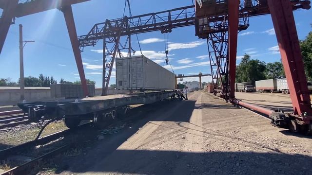 Погрузка контейнера на платформу смотреть онлайн