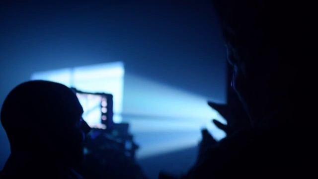 Windows 10 Hero Desktop Image Behind the Scenes смотреть онлайн