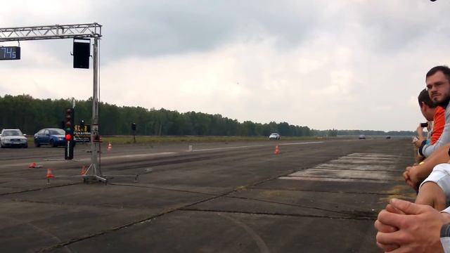 1/4 Meile W204 200 Kompressor vs. W203 32 AMG смотреть онлайн