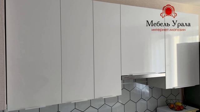 Большая угловая кухня.  Идеи для большой кухни с телевизором.