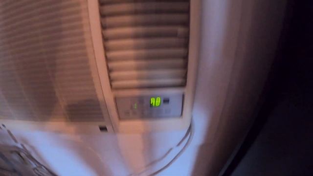 2000s GE (LG) 12-18,000 BTU window A/C starting up and running смотреть онлайн