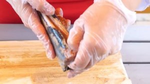 Как правильно разделать селедку? 2 способа