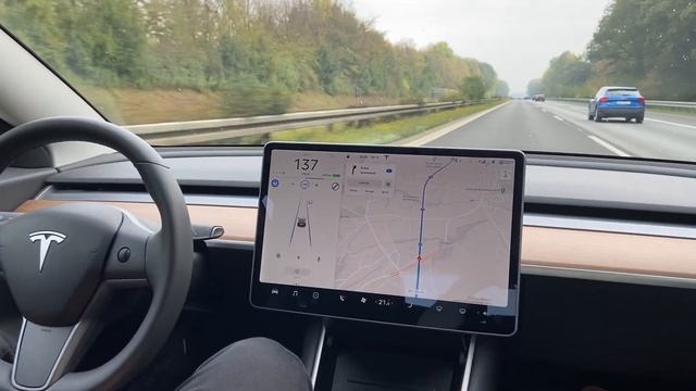 Tesla Autopilot Max speed 150km/h on German Autobahn - Model 3 смотреть онлайн
