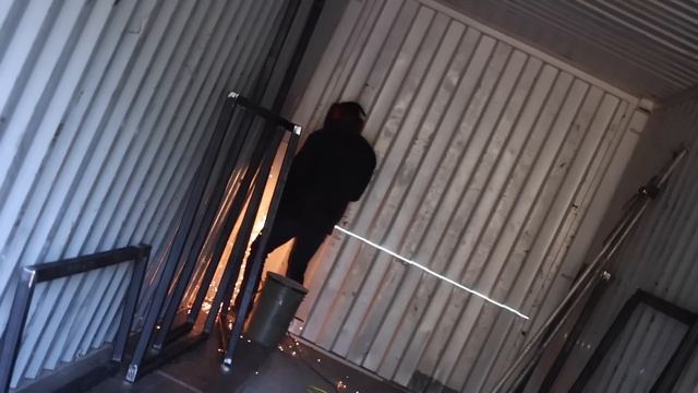 CONTAINER CABIN | Cutting Out The Windows смотреть онлайн