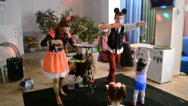 •ღƸ̵̡Ӝ̵̨̄Ʒღ• Николь на праздничном шоу с клоуном и танцами. Шоу мыльных пузырей.