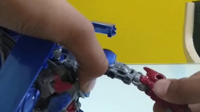 Transformers Premiere Edition Optimus Prime смотреть онлайн