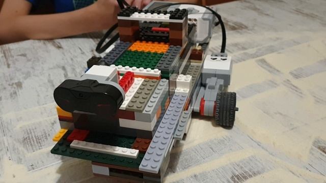 Робот-пылесос из Lego смотреть онлайн