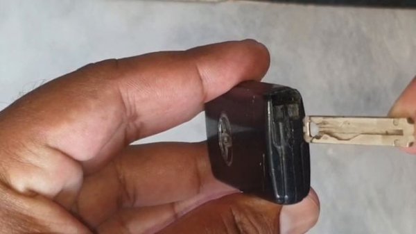 How To Change Toyota Premio Key Battery || Premio Key Battery Charge ?