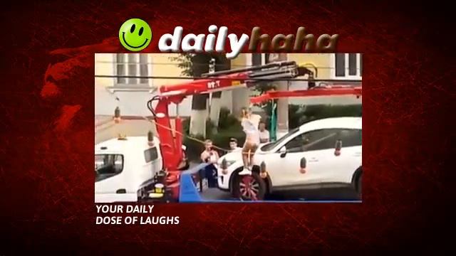 Stripper Tries To Seduce Tow Truck Driver To Get Her Car Back!!! Genius!!! смотреть онлайн