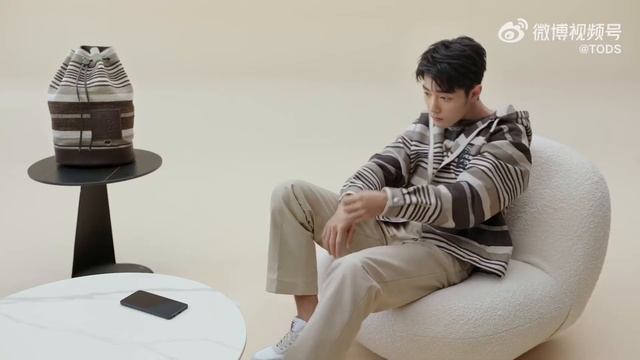 TOD’S weibo updated:Brand ambassador Xiao Zhan received call from creative director Walter Chiappon смотреть онлайн