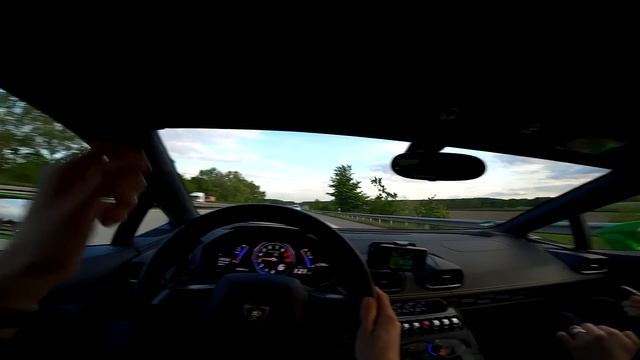 GEISTESKRANKE BESCHLEUNIGUNG IM LAMBORGHINI HURACAN! смотреть онлайн