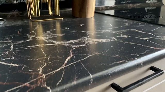 Черная столешница на кухне:  или . Что Вы думаете?