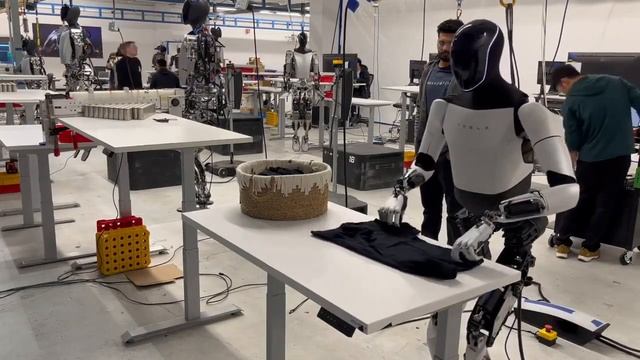 Tesla's Optimus Gen 2 Robot Amazingly Folds a T-Shirt: See the Future of Robotics in Action! смотреть онлайн