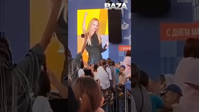 Пьяную Глюкозу задержали в аэропорту смотреть онлайн