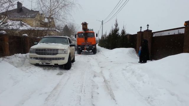 Lincoln Navigator вытащили только краном смотреть онлайн