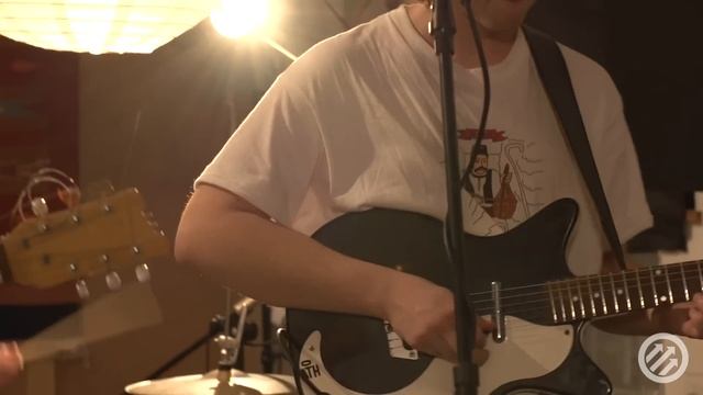 Mac DeMarco Performs "Freaking Out the Neighborhood" смотреть онлайн