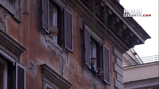 Roman residents lean out their windows to sing together in mutual support смотреть онлайн