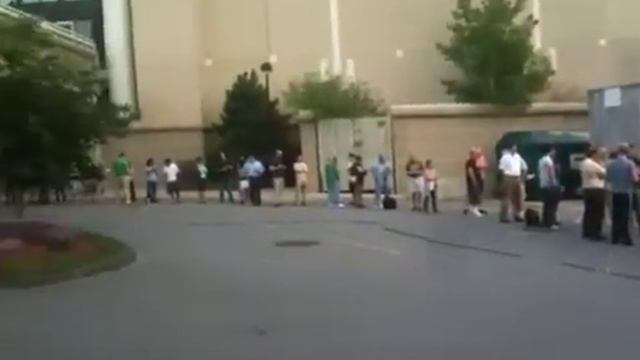 iPhone 4 line outside Rockingham Park Apple Store смотреть онлайн