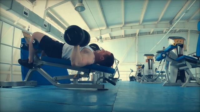 ПОСЛЕ этого ты будешь ЖАТЬ МНОГО! | Жим гантелей с отрицательным наклоном смотреть онлайн