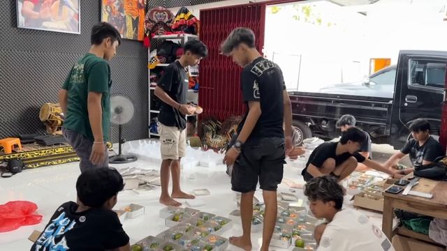 Keseruan bagi-bagi takjil dijalan !! WALAU HUJAN TETAP GASS TERUS смотреть онлайн