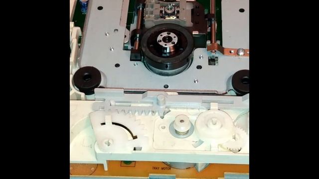 Let's restore two CD drives made a decade apart (1997 vs 2007) смотреть онлайн