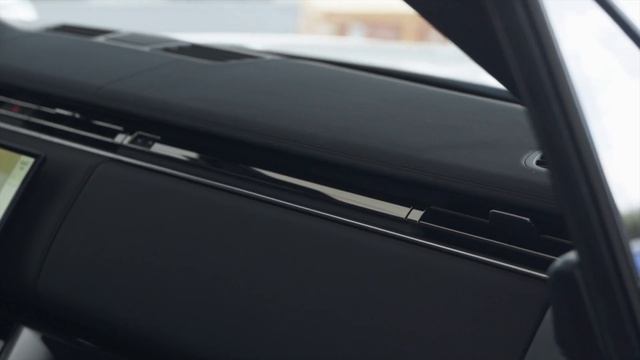 Ostuni Pearl White On Ebony 2023 Land Rover Range Rover SE смотреть онлайн