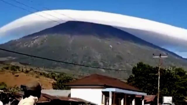 Penjelasan singkat mengenai Fenomena Gunung Rinjani Bertopi Awan Indah || Apakah Pertanda Buruk ?? смотреть онлайн