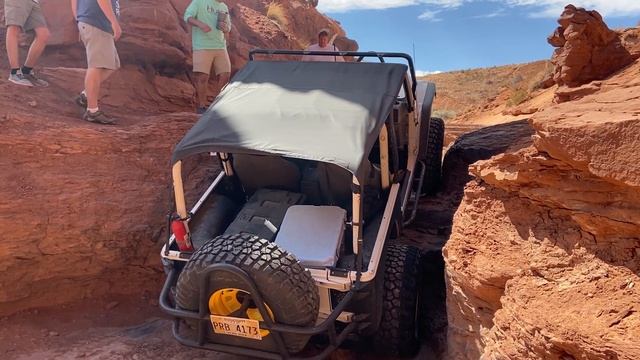 2.5l Jeep TJ 3" Lift on 35's vs The Pickle Trail in Moab, Utah | Offroading a Mildly Built Wrangler смотреть онлайн