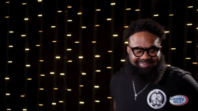 Studio 102.5: Blanco Brown - The Git Up смотреть онлайн
