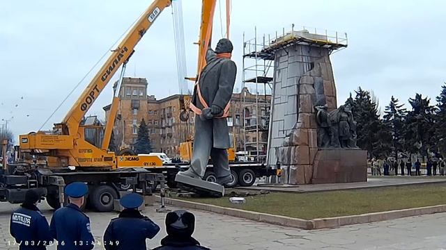 Демонтаж Ленина в Запорожье 2 часть, укрощение "неваляшки" смотреть онлайн