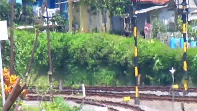 Ngeri Banget !! Roda Bogie Kereta Api Baturraden Ekspres Keluar Percikan Api смотреть онлайн