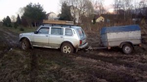 Нива с прицепом в грязи