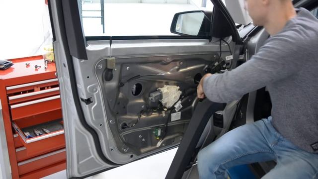 Front Lateral window and power window motor removal c class W204 смотреть онлайн
