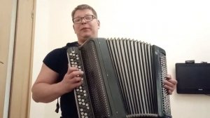 Смуглянка на баяне
