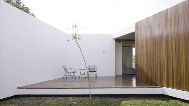 A Playful Single Storey House With Courtyards смотреть онлайн