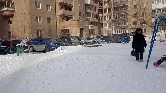 Бабушка с внучкой в нашем дворе. Видео Нусратуллина Ф.Г. смотреть онлайн