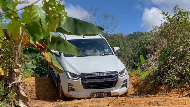 ISUZU D-MAX 1.9L OFF ROADING IN THE JUNGLE OF SARAWAK | Isuzu D-Max Video Review Contest 2023 R2 смотреть онлайн