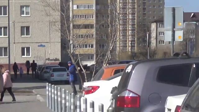 ПСИХ УДАРИЛ ДРУГА ОН БЕГАЕТ ЗА НАМИ В ПОДЪЕЗДЕ смотреть онлайн