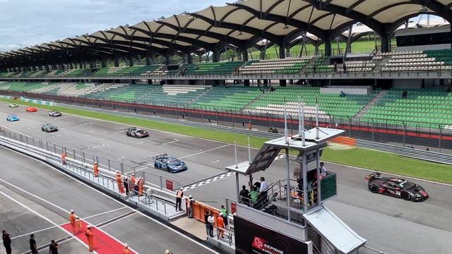 Lamborghini huracan super trofeo start at malaysia sepung international circuit смотреть онлайн