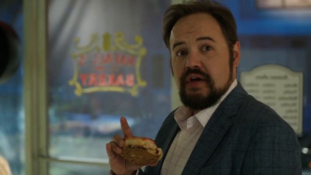 The Garcias Impress a Food Critic - The Baker and the Beauty смотреть онлайн