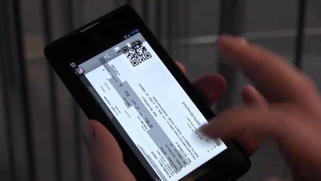 Front: Touchscreen. Back: eInk Display. This Is The Brilliant Yota Phone - Hands-On смотреть онлайн
