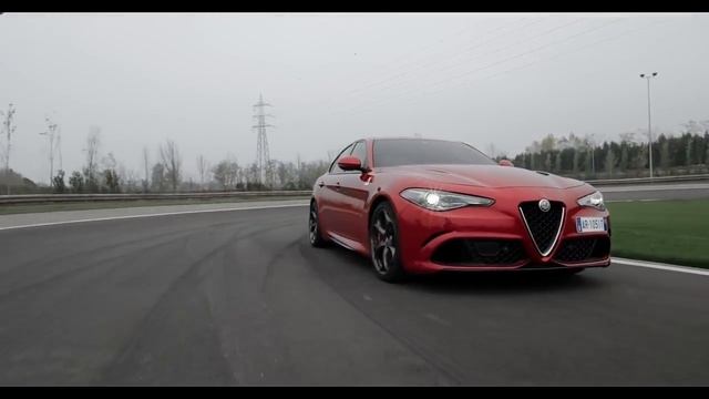 2017 Alfa Romeo Giulia Quadrifoglio 510HP - Full Throttle смотреть онлайн