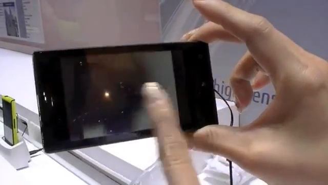 CES 2013 Fujitsu Windows Phone 75 Waterproof Smartphone смотреть онлайн