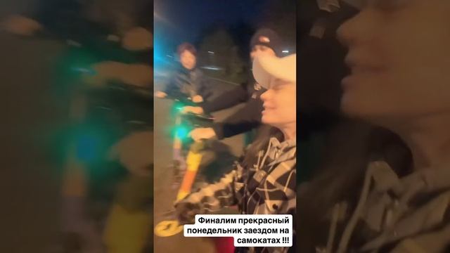 Наташа Королева привезла маму из Америки и прокатила на электросамокате смотреть онлайн