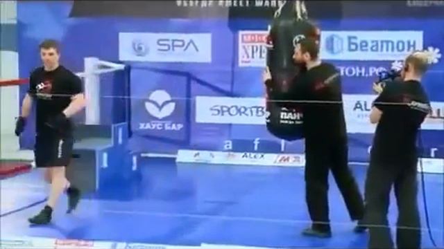 Дзамболат Цориев  Сила удара 1083кг...