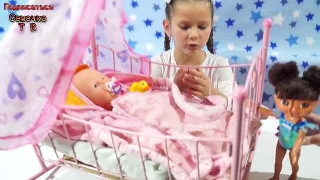 Игра в дочки матери: Лиана как мама купает пупсика с куклой Дора в ванночке развивающее ви смотреть онлайн